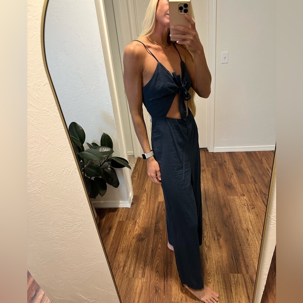 🌟SALE🌟 Navy jumpsuit with cut out and tie detail​​​​​
